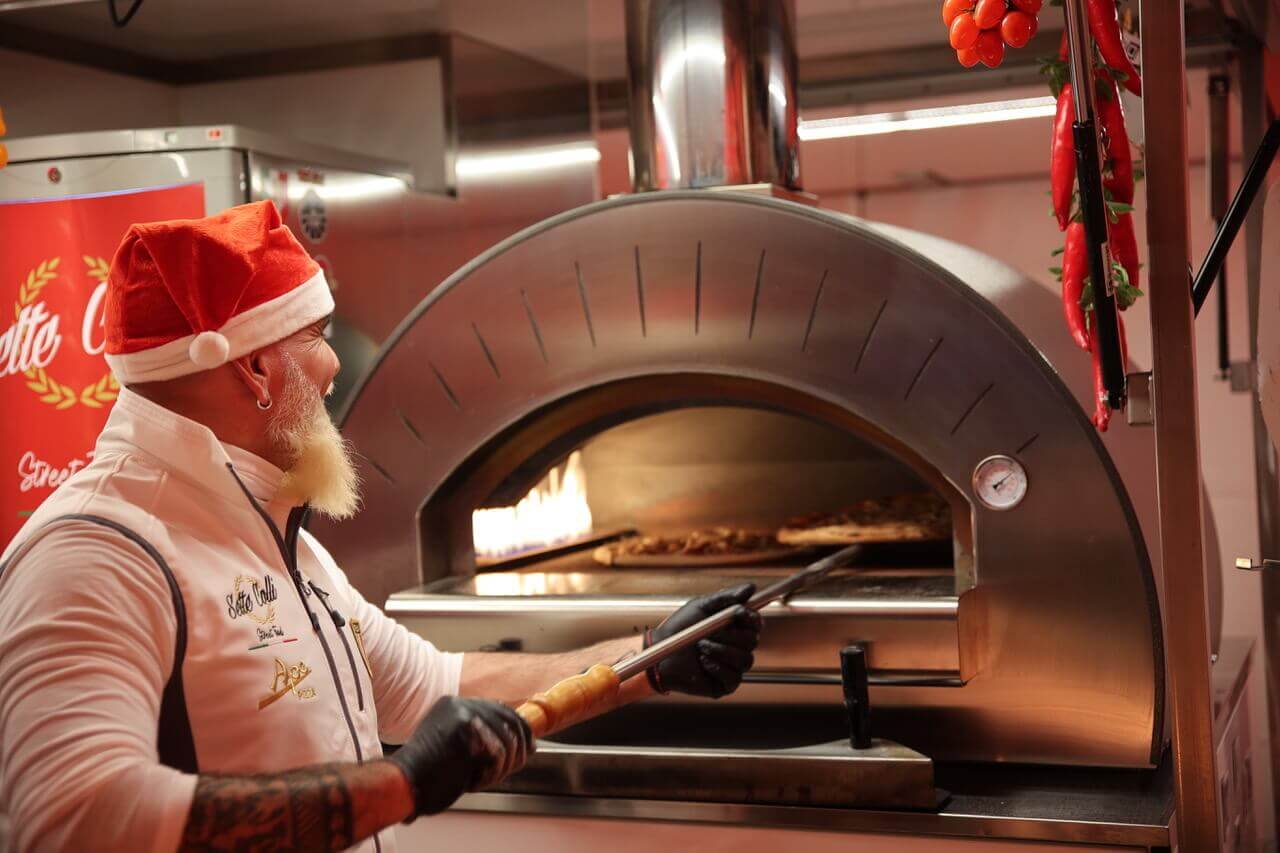 Frisch zubereitete Pizza